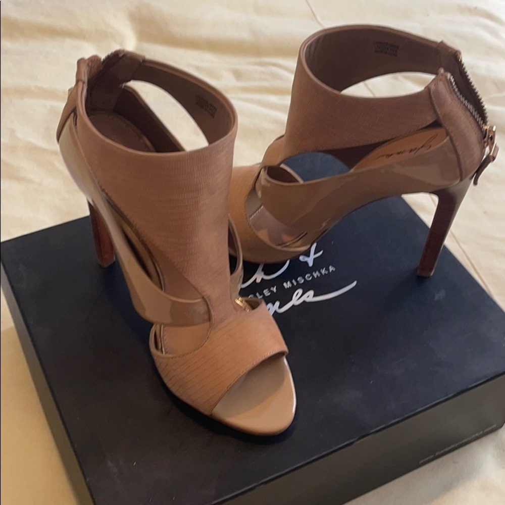 New never worn Badgley Mischka